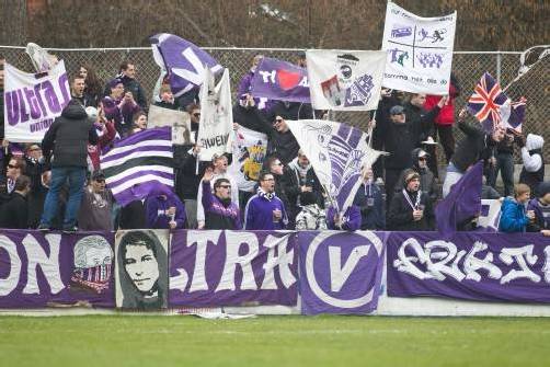 Einmal mehr mussten die Fans von Austria Salzburg von einem Großaufgebot der Polizei im Zaum gehalten werden. Dies bedeutete für den dem FC Hard knapp 2000 Euro an Mehrkosten. Foto: steurer