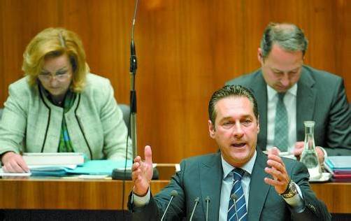 FPÖ-Chef Strache, auf dem Foto vor Finanzministerin Fekter und Staatssekretär Schieder: „250 Millionen kann man in den Wind zu schreiben.“ Foto: APA