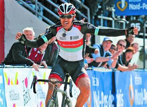 Fabian Cancellara jubelt: Sprintsieg beim Klassiker Paris–Roubaix gegen Sep Vanmarcke. Foto: reuters