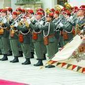 Fürst mit militärischen Ehren in Wien begrüßt