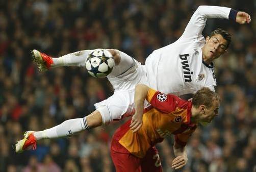 Flugeinlage von Reals Cristiano Ronaldo gegen Gala-tasaray-Verteidiger Semih Kay. Foto: Reuters