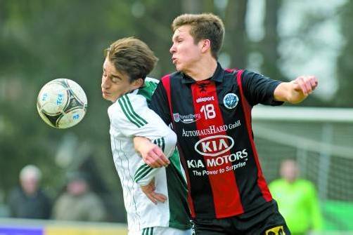 Für den FC Hard (im Bild rechts Sebastian Santin) gilt es, gegen Salzburg die gute Heimbilanz zu bestätigen. Foto: vn/steurer