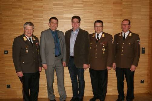 Funktionäre des Feuerwehrverbands mit Bezirkshauptmann Salomon und Bürgermeister Duelli. Foto: EP