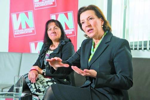 Gabriele Heinisch-Hosek (r.), begleitet von Olga Pircher (l.) bewirbt den Papamonat. Foto: vn/hartinger