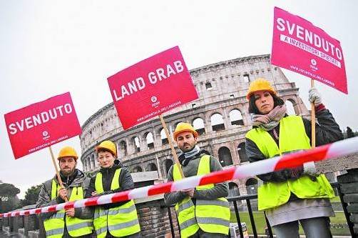 Gegen Landgrabbing protestieren Aktivisten in Rom: Europa ist von einer schleichenden Landkonzentration betroffen, so eine Studie. Foto: Reuters