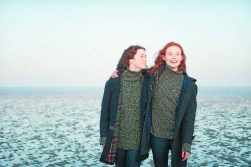 Ginger (Elle Fanning, r.) und Rosa (Alice Englert) leben im London der frühen 60er-Jahre und sind beste Freundinnen. Doch ihre Freundschaft wird auf eine harte Probe gestellt. Foto: concorde filmverleih