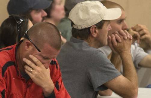 Hunderte Angehörige gedachten am Sonntag der Opfer der schweren Explosion nahe Waco in einem Gottesdienst. Foto: Reuters