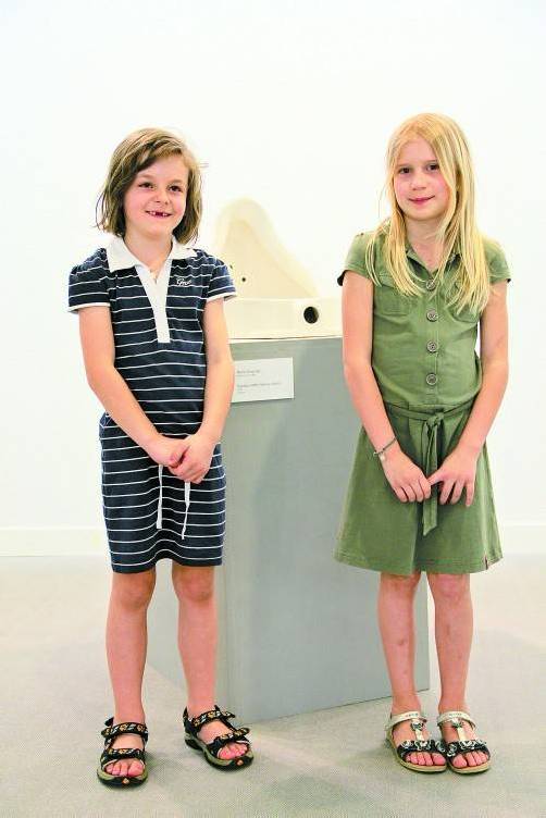 Ida Hagen und Lena Maderthaner aus Lustenau mit dem Werk „Fountain (after Sherrie Levine)“ von Maria Anwander. FotoS: AG