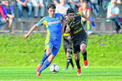 Im Mittelfeld gab es harte Zweikämpfe zwischen Serkan Aslan (Wolfurt/l.) und Höchst-Spieler Onur Polat. Samir Karahasanovic (rechts) erzielte den Siegtreffer für Höchst. Foto: stiplovsek