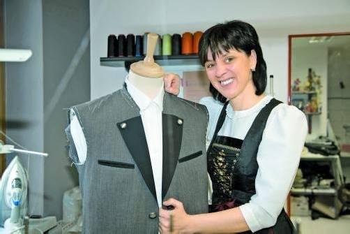 Im Nähatelier von Petra Blank entstand der Prototyp für das Vorarlberger Trachtensakko. Foto: vN/Paulitsch