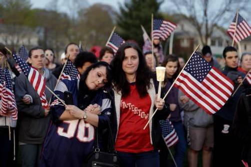 In den Jubel über die Festnahme der Boston-Attentäter mischte sich bei diversen Gedenkfeiern auch große Trauer über die Todesopfer. Fotos: AP