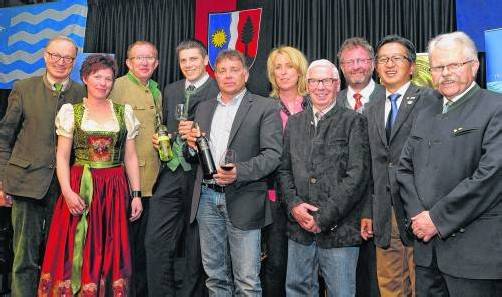 In der Rolle der Juroren in Sachen Festwein: Wirtsleute, Sommeliers und Touristiker. Foto: Schleich