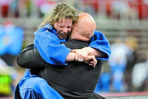 Jubel bei Bernadette Graf und Trainer Marko Spittka. Foto: gepa