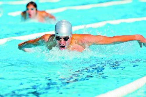 Jürgen Bildstein holte sich acht Meistertitel, stellte über 100 m Freistil einen neuen Landesrekord auf und wurde Pokalsieger bei den Männern. Foto: akp
