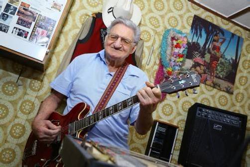 Karl Mathies in seinem Musikzimmer: Der 77-jährige Götzner spielt nur noch auf, wenn Besuch kommt. Foto: VN/Hofmeister