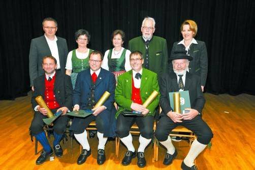 Konrad Maurer, Werner Beck, Erich Hagen und Walter Zech (1. Reihe, v. l.)
mit Bgm. Ewald Tschanhenz, LR Andrea Kaufmann und den Vorstandsmitgliedern Ulrike Bitschnau, Christl Gasser, Paul Rachbauer. Verband