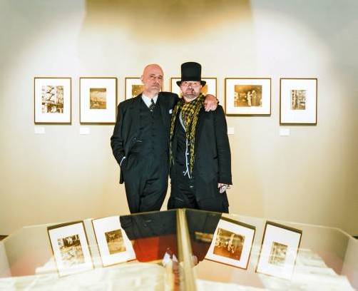 Künstler Flatz mit Ausstellungskurator Gerald Matt und Weegee-Fotografien aus der Sammlung Friedsam. Foto: VN/Stiplovsek