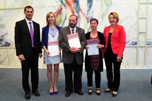 LH Markus Wallner (l.) mit Stefanie Heinzle, Prof. Georg Grabher und Martina Huemer sowie LR Andrea Kaufmann. FotoS: FRANC