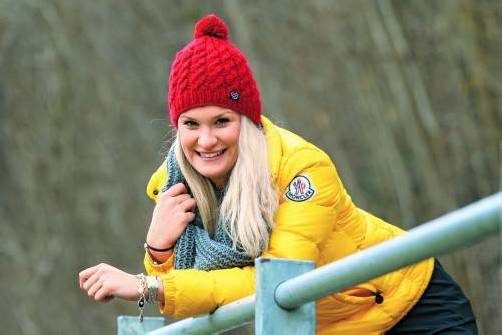 Maja aus Koblach darf ihre Winterjacke hoffentlich bald im Kleiderschrank verstauen. Die Temperaturen steigen, das frühlingshafte Wetter lässt jedoch weiterhin auf sich warten. Foto: vn/hofmeister