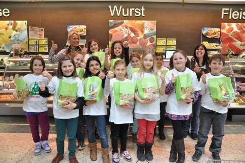 Marktleiterin Gerti Duschanski (links) und Marktleiter-Stellvertreterin Angela Hörtner (r.) mit den zwölf Lauteracher „WIF-Zacks“. Foto: Spar