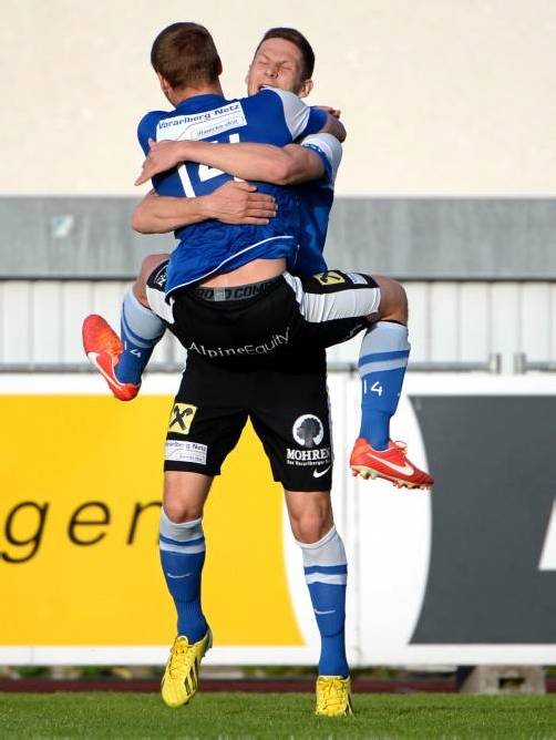 Matthias Hopfer (vorne) und Torschütze Stipe Vucur bejubeln den zweiten Treffer des FC Lustenau gegen BW Linz. Foto: gepa