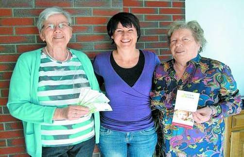 Melitta Mathies, Susanne Marosch und Paula Matt (v. l.)freuen sich über die Unterstützung für den Verein „Geben für Leben“. Foto: Verein
