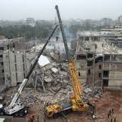 Retter in Dhaka setzen nun schweres Gerät ein