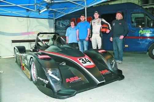 Mit viel Herzblut und einem Ligier auf zu neuen Taten: Mama Christine, Mechaniker Bekir Keskin, Sandro und Papa Werner Bickel. Foto: noger