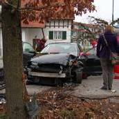 Lochau: Pkw krachte in Baum