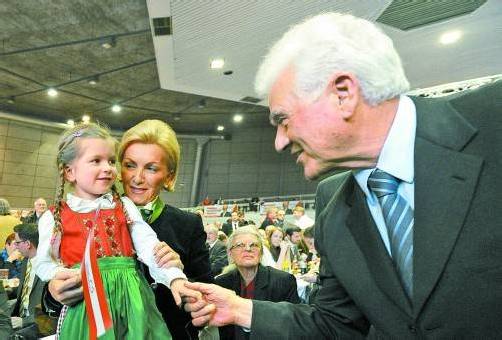 Neo-Politiker Frank Stronach im niederösterreichischen LT-Wahlkampf: Am Ostersonntag spendierte er seiner Partei 350.000 Euro. Foto: APA