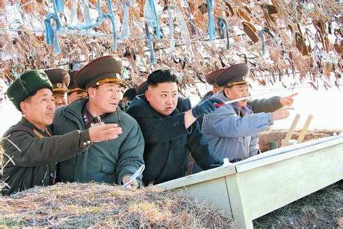 Nordkoreas Machthaber Kim Jong-un (M.) ließ den mit dem Süden betriebenen Industriepark abriegeln und droht USA mit Atomangriff. reuters