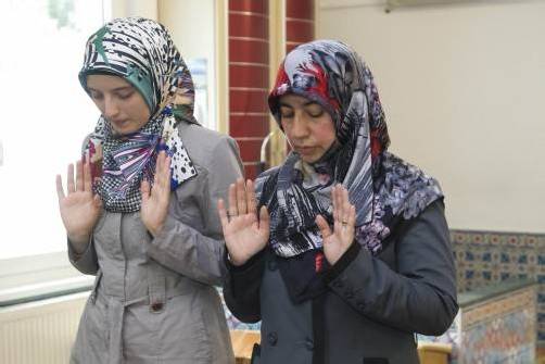 Nur eine Minderheit, ergab die TIES-Studie, pflegt religiöse Rituale täglich. Foto: VN/Paulitsch