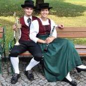 Harmoniemusik Muntlix spielt in neuer Tracht auf