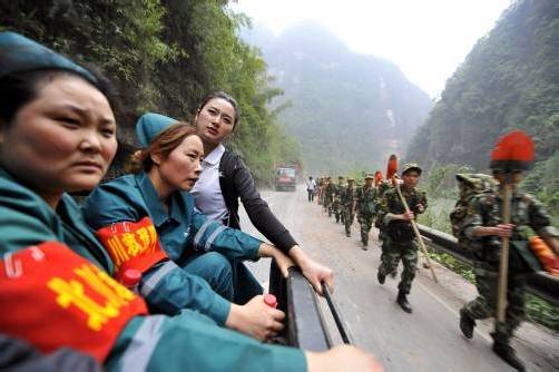Rettungskräfte im Wettlauf gegen die Zeit: Die Überlebenschance der verschütteten Opfer sinkt mit jeder Stunde. Foto: REUTERS