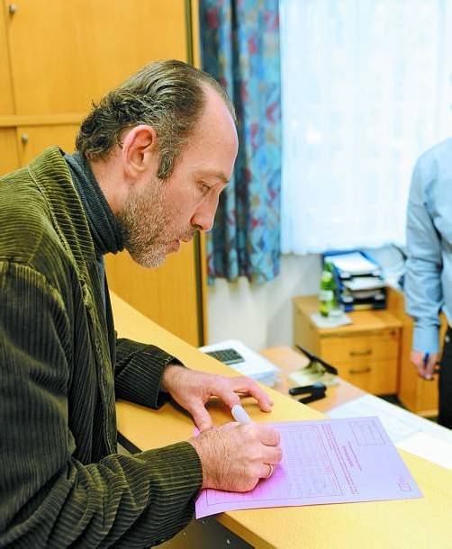 Schauspieler Karl Markovics unterschreibt ein Begehren. Foto: APA