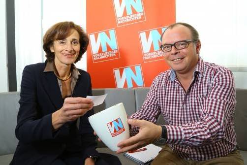 Schullandesrätin Bernadette Mennel und VN-Redakteur Thomas Matt haben die acht Gewinnerschulen gezogen. Foto: VN/Hofmeister