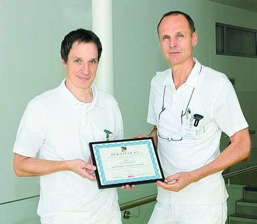 Sind stolz auf das Zertifikat: Primar Dr. Reinhard German (r.) und Dr. Christian Walleczek. KHBG