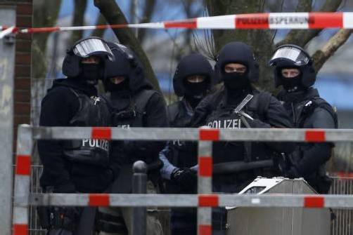 Spezialeinheiten umstellten das Gebäude und verhandelten mit dem Geiselnehmer. Foto: Reuters