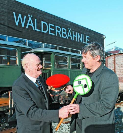 Symbolisch übergab Hans Meusburger die „Insignien“ – Fahrdienstleitermütze und Kelle – an seinen Nachfolger Oskar Müller.  Foto: STP