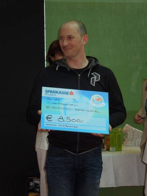 Ulrich Bachmeier überreichte den Scheck über 8500 Euro. Foto: cth