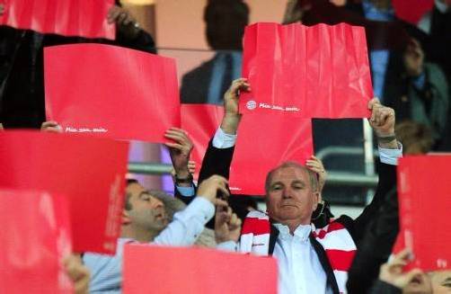 Unterstützte seine Bayern: Uli Hoeneß (r.), gegen den die Staatsanwaltschaft wegen des Verdachts der Steuerhinterziehung ermittelt. Foto: epa