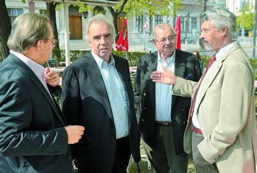 Volksbegehren für direkte Demokratie verfehlte 100.000 Unterschriften zur Behandlung im Nationalrat. Frustrierte Initiatoren rätseln über die Gründe: (v. l.) Radlegger, Voggenhuber, Neisser, Frischenschlager. Foto: APA