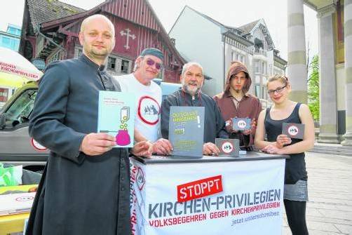 Volksbegehren gegen Kirchenprivilegien; Die Initiatoren des Volksbegehrens touren durch 15 österr. Städte. Heute haben sie in Bregenz (GWL) und Dornbirn Halt gemacht