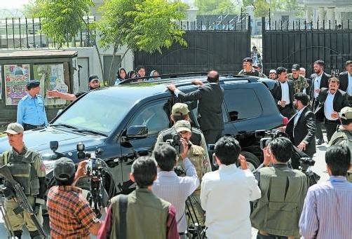 Vor dem Obersten Gericht in Islamabad: Leibwächter brachten Musharraf in einer Limousine in Sicherheit. Foto: DAPD