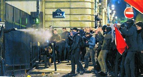 Wenige Stunden nach dem Parlamentsbeschluss zur Homo-Ehe kam es in der Nacht auf gestern in Paris zu Ausschreitungen. Foto: DAPD