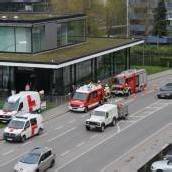 Seniorin prallte mit Kopf gegen Kleiderhaken