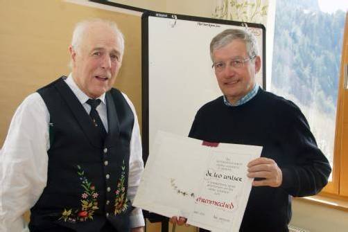 Zum Ehrenmitglied beim Heimatpflegeverein Großes Walsertal ernannt: der Bludenzer Alt-Bezirkshauptmann Leo Walser (r.). Foto: Hronek