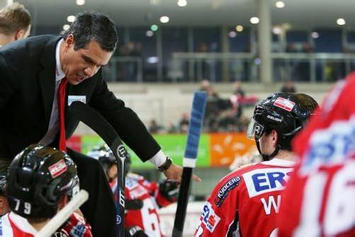 ÖEHV-Teamchef Manny Viveiros (links) bastelt vor dem WM in Helsinki am Kader der Österreicher. Foto: gepa