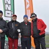 Slalom fahren und Golfbälle schlagen