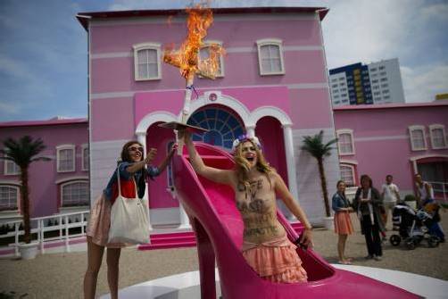 Aktivistinnen im Kampf gegen das Barbie-Frauenbild. Foto: Reuters